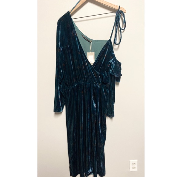 NWT ZARA Asymmetrical Shoulder Crushed Velvet Midi Dress in Emerald Large - Picture 4 of 11